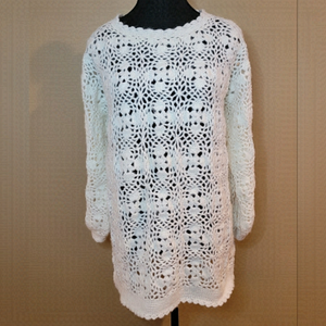 BEAUTIFUL WHITE KNIT Long Sleeved Sweater, Floral Detail